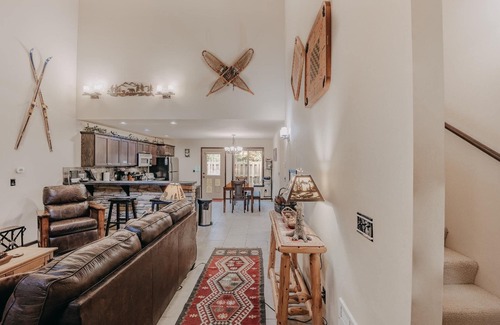 Warnick House | Cozy Cabin with a Hot Tub and Pet Friendly