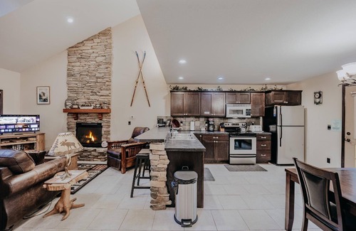 Warnick House | Cozy Cabin with a Hot Tub and Pet Friendly