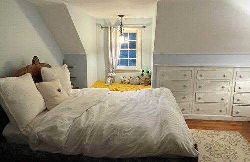 Lemont House | Cozy Cape Cod - Minutes from Stadium. Family and Pet Friendly!