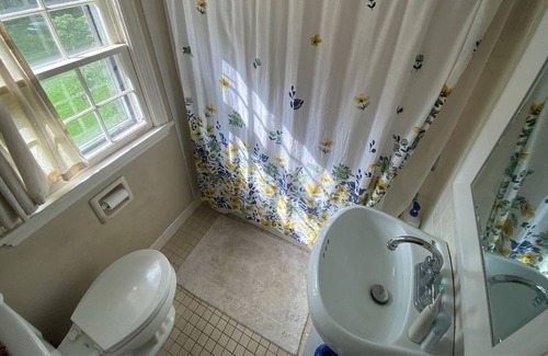 Lemont House | Cozy Cape Cod - Minutes from Stadium. Family and Pet Friendly!
