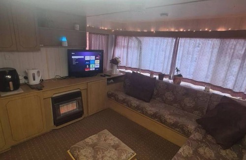 Grangetown Cabin | Cozy Cardiff Cabin Retreat sleeps 6 by Aimee