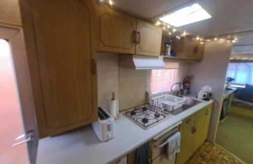 Grangetown Cabin | Cozy Cardiff Cabin Retreat sleeps 6 by Aimee