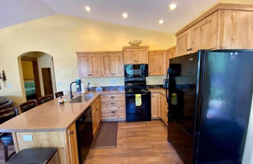 Cascade Apartment | Cozy Cascade Cabin, Short Walk to the Lake!