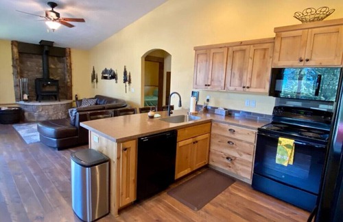 Cascade Apartment | Cozy Cascade Cabin, Short Walk to the Lake!