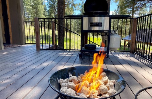Cascade Apartment | Cozy Cascade Cabin, Short Walk to the Lake!