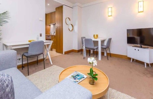 Auckland Central Business District Apartment | Cozy Central Apt. w/ Pool & Gym by Zodiak Stays