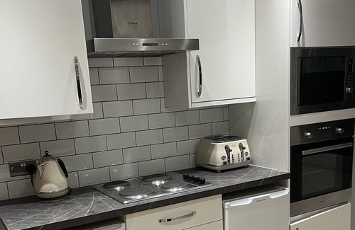 Brentwood Apartment | Cozy Central Brentwood 2 Bedroom Flat with Free Parking