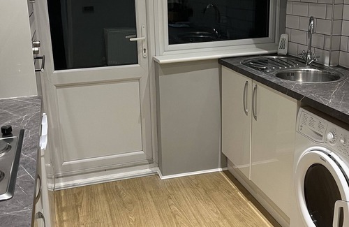 Brentwood Apartment | Cozy Central Brentwood 2 Bedroom Flat with Free Parking