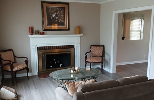 South Kansas City House | Cozy - Centrally Located 2-bedroom house