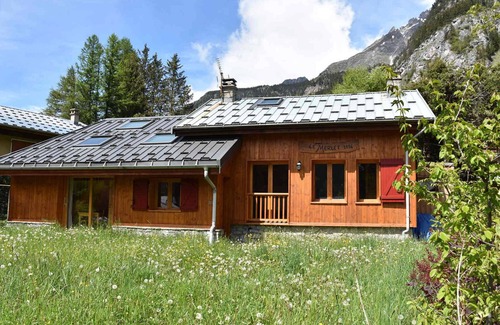 Pralognan-la-Vanoise Ski Chalet | Cozy chalet for 6 near center, south garden, 1 bedroom, mezzanine