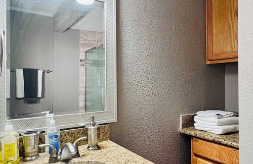 Southeast Houston House | Cozy chalet with WiFi and AC in fabulous Houston