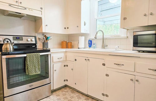 Springfield House | Cozy & Charming 3-bedroom cottage in Springfield - Great Location! Pet friendly!