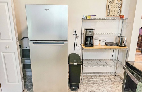 Springfield House | Cozy & Charming 3-bedroom cottage in Springfield - Great Location! Pet friendly!