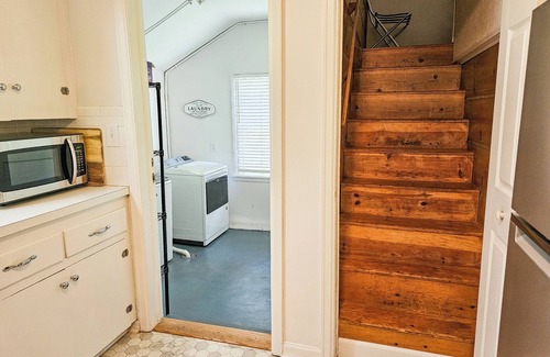 Springfield House | Cozy & Charming 3-bedroom cottage in Springfield - Great Location! Pet friendly!