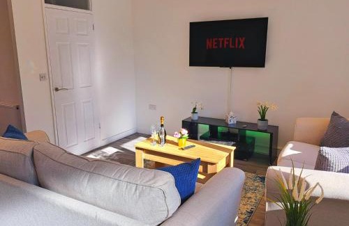 Chester House | Cozy, Charming 3-Bedroom Home in Chester- Free Parking- Sleeps Up To 6