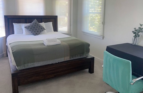 University South House | Cozy Charming Home in Heart of Palo Alto