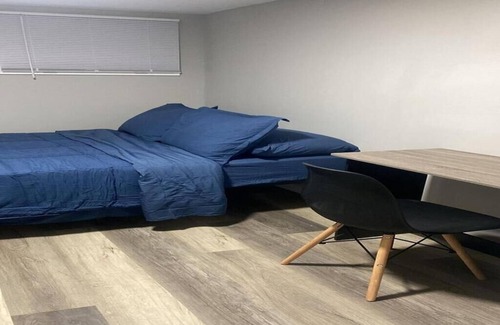 Newark Bed & Breakfast | Cozy &Charming room E !