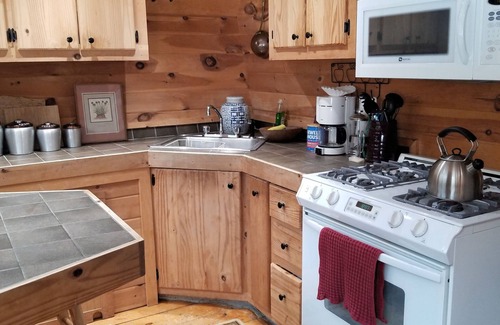 Stockbridge Ski Chalet | Cozy, Charming Vermont Chalet close to 5 major ski areas sleeps 4