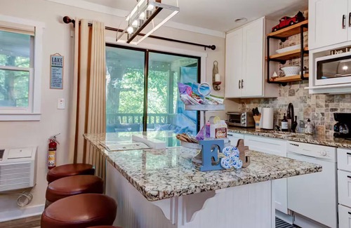 Lake Lure Condo | Cozy-Chic Lake Lure Studio Rumbling Bald Resort Access!