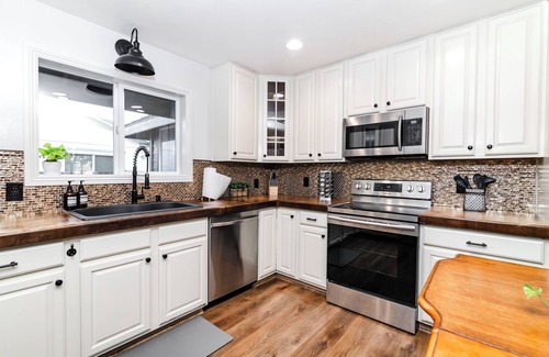 Citrus Heights House | Cozy City Cabin w/King Bed/Fire Pit/Foosball/Arcades/Playground and Nice Yard