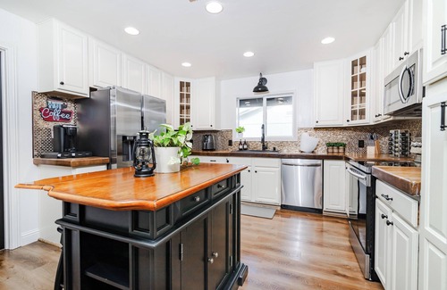 Citrus Heights House | Cozy City Cabin w/King Bed/Fire Pit/Foosball/Arcades/Playground and Nice Yard