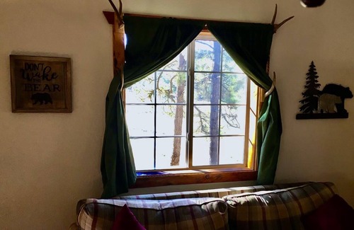 Sacramento Cabin | Cozy Clean Cabin next to Lincoln National Forest.