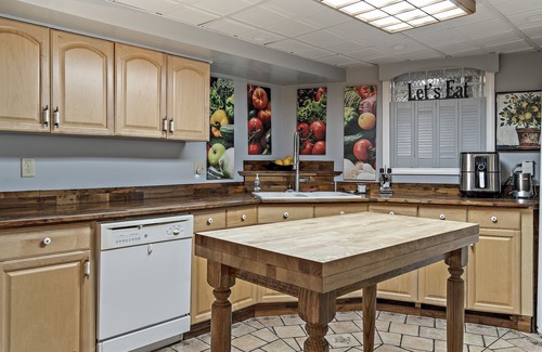 South Berwick Apartment | Cozy, coastal apartment- 5 mi to Ogunquit beach!