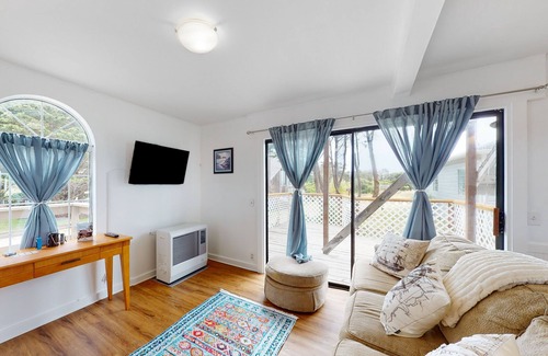 Elk Cabin | Cozy Coastal Cottage with Ocean Views, Deck and full kitchen