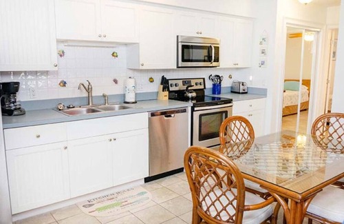 Sanibel Condo | Cozy Coastal Haven - Your Relaxing Sanibel Getaway - Private Beach - Pet Friendly - Signal Inn 07