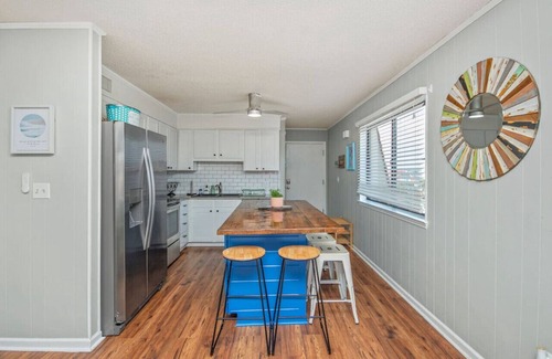 Ash Condo | Cozy Coastal Retreat w/Waterway Views – Perfect for Snowbirds, Couples & Long Stays! Sleep 6, Direct beach access