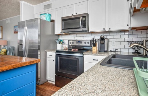 Ash Condo | Cozy Coastal Retreat w/Waterway Views – Perfect for Snowbirds, Couples & Long Stays! Sleep 6, Direct beach access