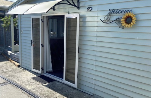 Whakatane Apartment | Cozy & comfortable, dog friendly cottage and close to CBD