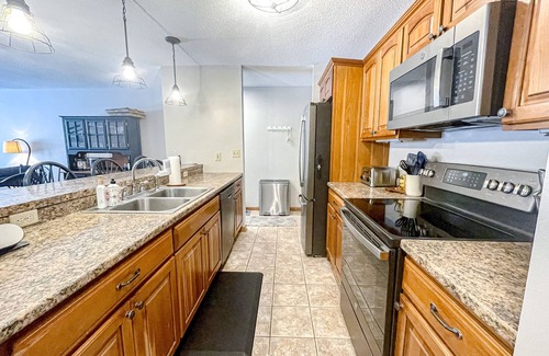 Lincoln Condo | Cozy condo centrally located to town and skiing with rec center amenities