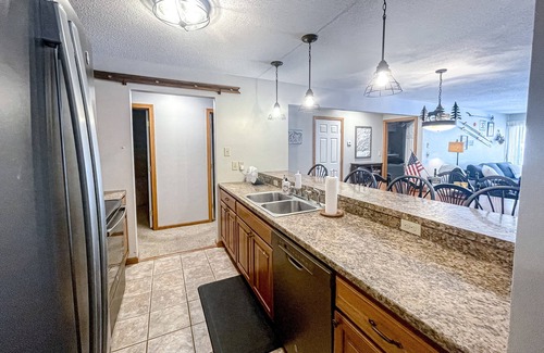 Lincoln Condo | Cozy condo centrally located to town and skiing with rec center amenities