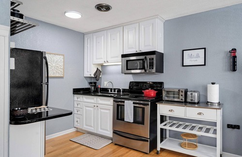 Lyn-Lake Apartment | Cozy Condo in Vibrant Location!