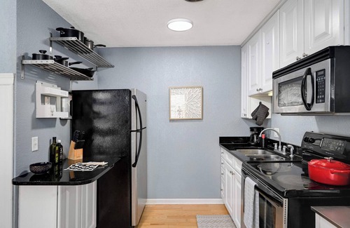 Lyn-Lake Apartment | Cozy Condo in Vibrant Location!