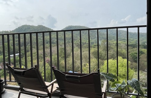 Tha Thaewawong Condo | Cozy Condo With Stunning Seaview