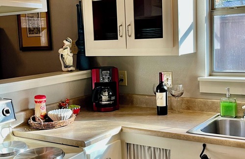 Boerne House | Cozy & Convenient, 1/2 block off Main St. in Boerne, WALK EVERYWHERE!