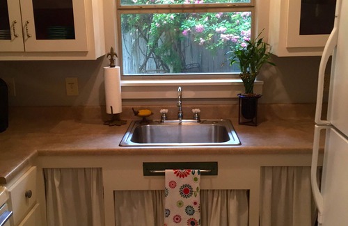 Boerne House | Cozy & Convenient, 1/2 block off Main St. in Boerne, WALK EVERYWHERE!