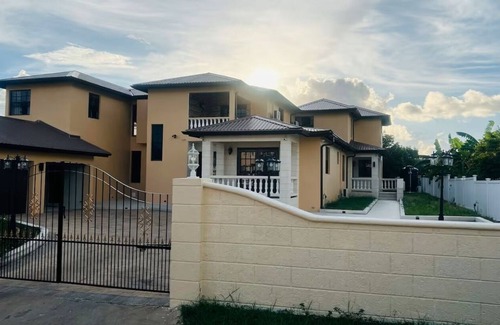 Clermont Apartment | Cozy, Cool & Charming – 1BR Gem in Saint James