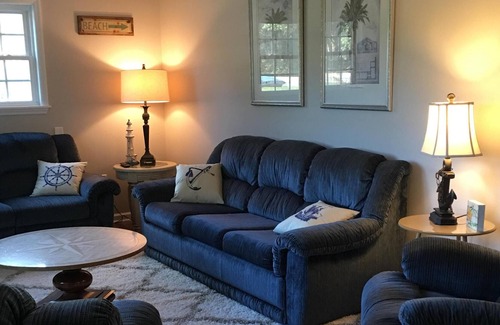 Nixons Crossroads House | Cozy Cottage - 3 miles from the beach!