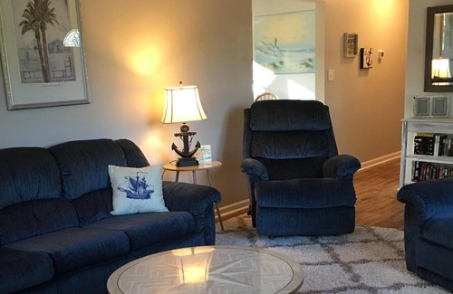Nixons Crossroads House | Cozy Cottage - 3 miles from the beach!