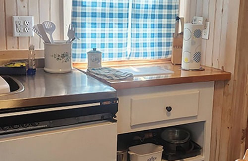Barton Cottage | Cozy Cottage, Dog Friendly, Full Kitchen, Close to Beach, on Site Waterfall
