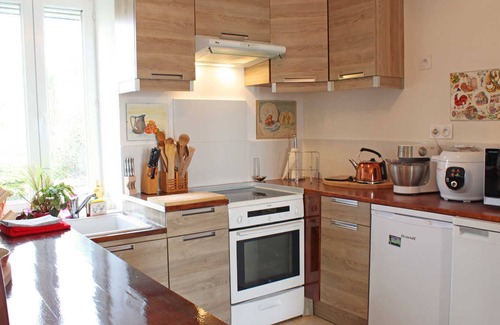 Louroux-de-Beaune Cottage | Cozy cottage with garden and fireplace in Louroux-de-Beaune