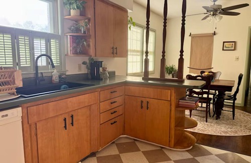 Hastings Cottage | Cozy Cottage Great Location + Espresso Bar