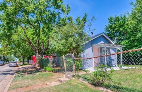 Helm Farm Cottage | Cozy Cottage in Heart of OKC
