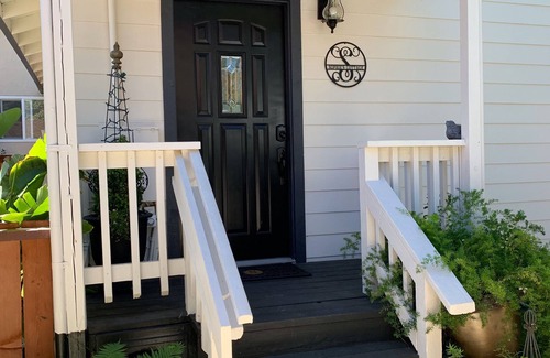 Roseville Cottage | Cozy Cottage King Bed Fenced Pet Yard 5Min Walk to Old Roseville