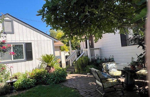 Roseville Cottage | Cozy Cottage King Bed Fenced Pet Yard 5Min Walk to Old Roseville