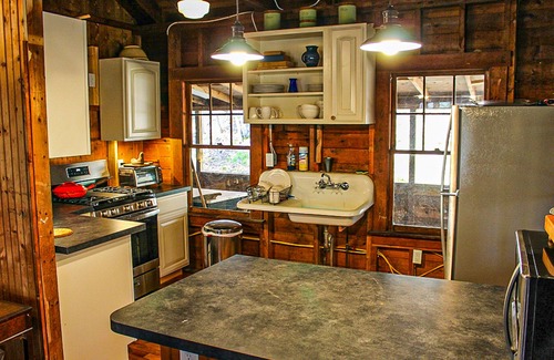 Moultonborough Cottage | Cozy cottage near Lake Kanasatka with kayaks , dog-friendly