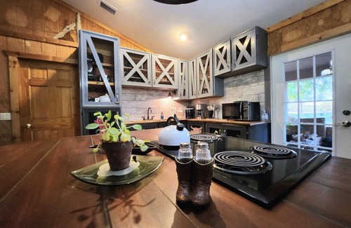 Okeechobee Cottage | Cozy cottage on 8 acres near state park and atv trails. Pet Friendly!